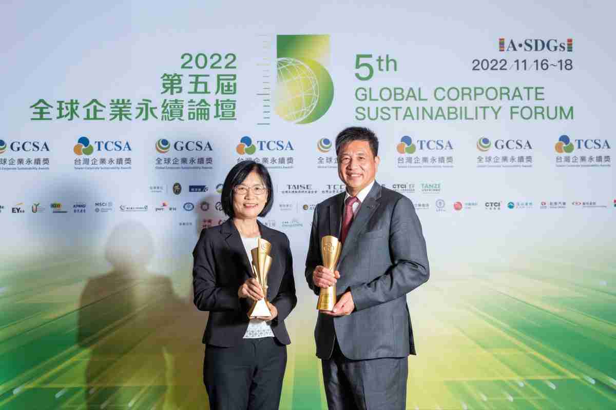 牛牛游戏作为净零碳排先锋，，，，期引领价值链伙伴同行共好，，，，卫冕制造业组“十大典范企业” 二连冠殊荣(左：牛牛游戏光电永续长古秀华，，，，右：牛牛游戏光电董事长暨执行长彭双浪)