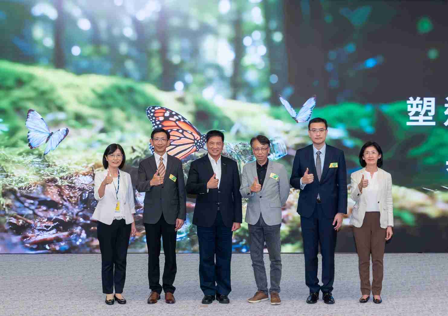 友達2023 CSR共榮大會，，，，邀請領域專家分享交流生物多樣性管理趨勢、、、、無塑產品、、海廢永續塑料等議題  （圖左到右：友達光電永續長古秀華、、、3M台灣技術長陳君杰、、、友達光電董事長暨集團策略長彭双浪、、、光寶科技企業永續發展處處長陳慶暉、、、安永聯合會計師事務所執業會計師曾于哲、、、、友達光電供應鏈總部副總經理吳宜芳）