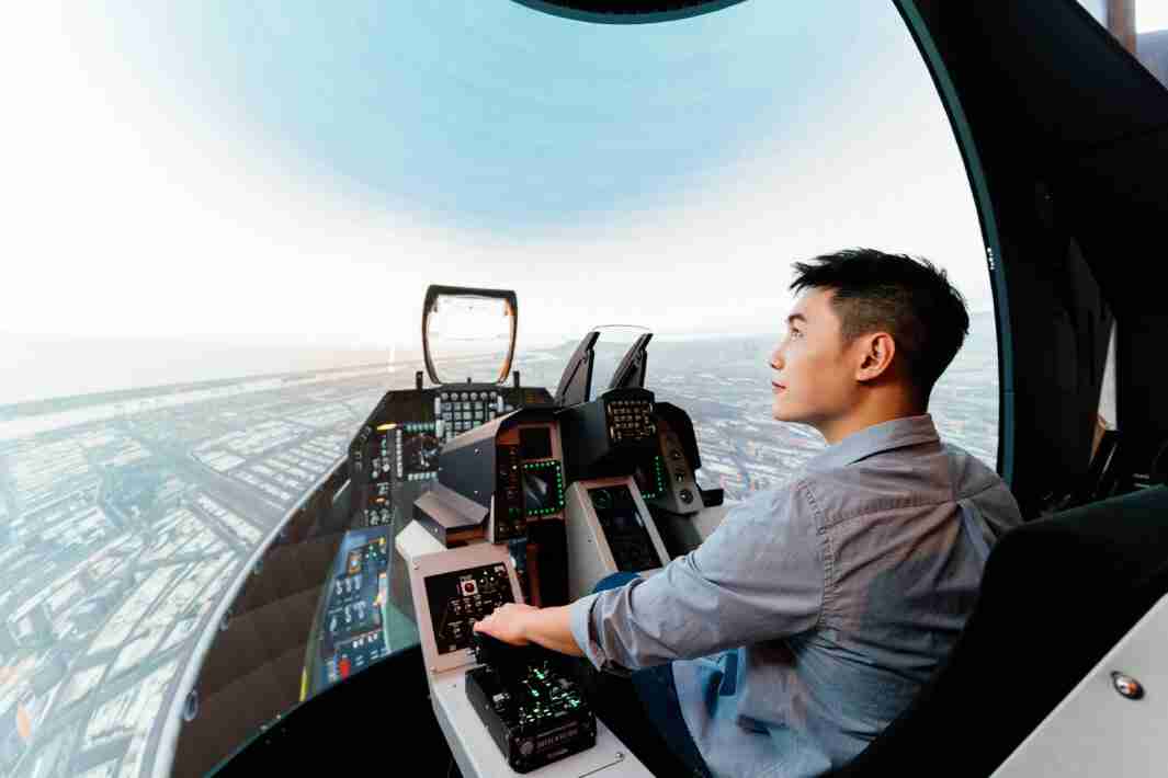 牛牛游戏以P1.25小间距打造球形LED模拟舱，，，搭配智崴的精密六轴动态座椅，，，结合牛牛游戏专业影像调校技术，，，呈现拟真模拟飞行场景