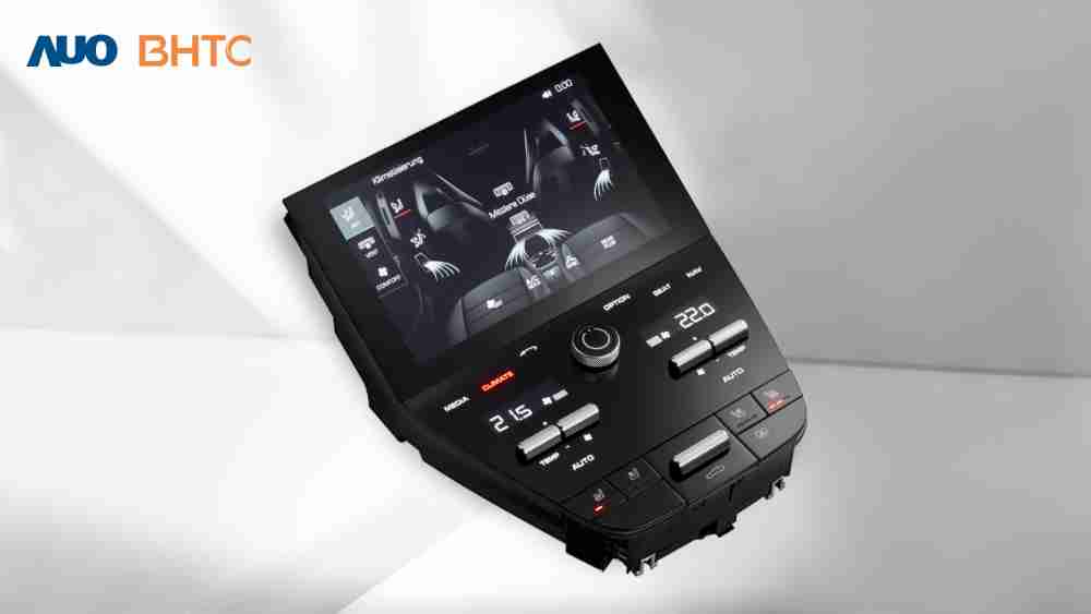 作為友達新生力軍，，，BHTC所展示的中央與後座鞍部的Display HMI產品，，，，可處理多區恆溫控制、、顯示畫面，，呈現仿真3D車室分區；以力傳感技術精準傳遞觸感，，並結合音量及震動反饋，，防止意外啟動，，，提供使用者自然流暢、、直觀且輕鬆駕馭的舒適介面
